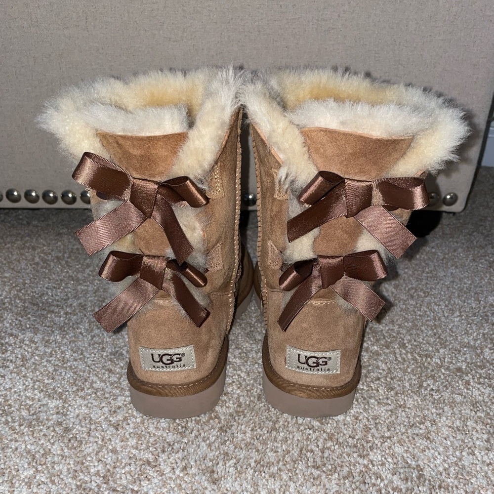 UGGS Bailey Bow II Tan
